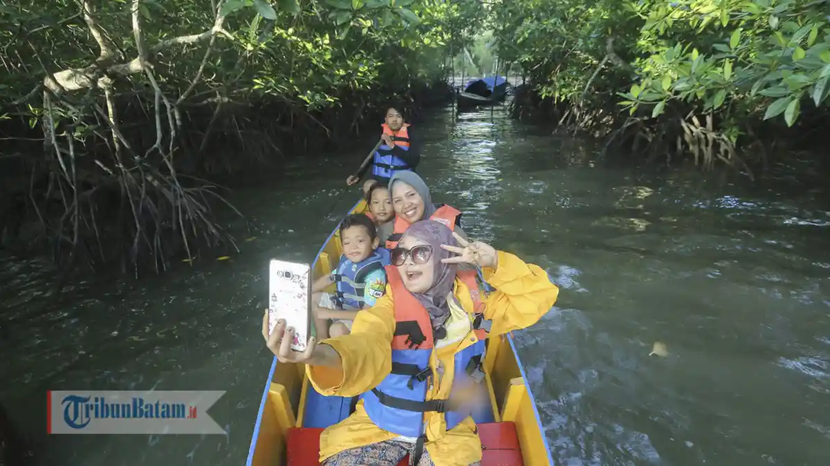 Wisata Kampung Terih, Bisa Menikmati Suasana Hutan Mangrove (Bakau) dengan Sampan