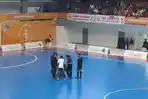 Tim-ofisial-Futsal-Putra-PON-membersihkan-rembesan-hujan_.jpg