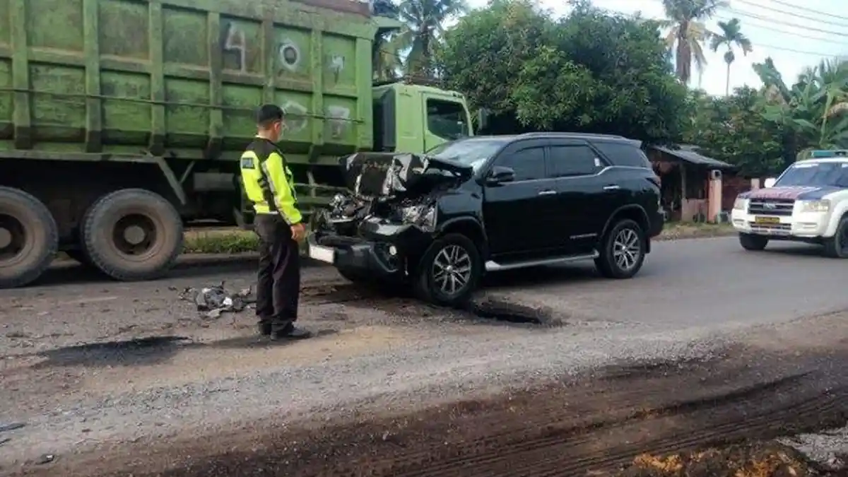 Kecelakaan Pukul 15.30 WIB, Mobil Fortuner Bupati Merangin Tabrak Truk Batu Bara, Begini Kondisinya