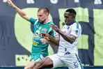 Striker-Persebaya-Mihailo-Perovic-berduel-dengan-pemain-Arema-FC-Persebaya-vs-Arema-FC1.jpg