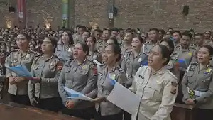 Kapolres-TTU-dan-jajaran-menyanyi-di-gereja.jpg