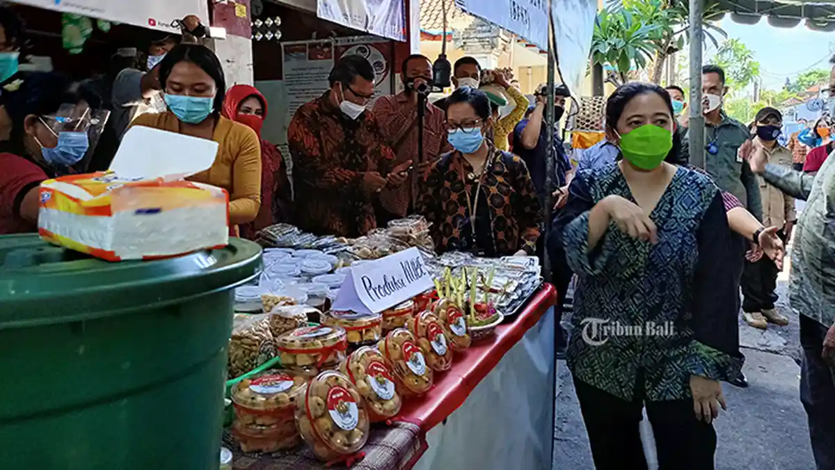 Ketua DPR RI, Mensos, dan Menteri PPPA Serahkan PKH dan BPNT ke Warga Denpasar