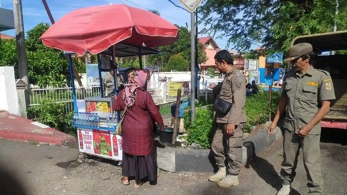 Satpol PP dan WH Tertibkan Pedagang yang Nekat Jualan di Depan Museum Tsunami