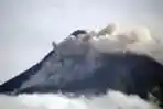 Gunung Merapi Keluarkan Awan Panas dan Material Vulkanik
