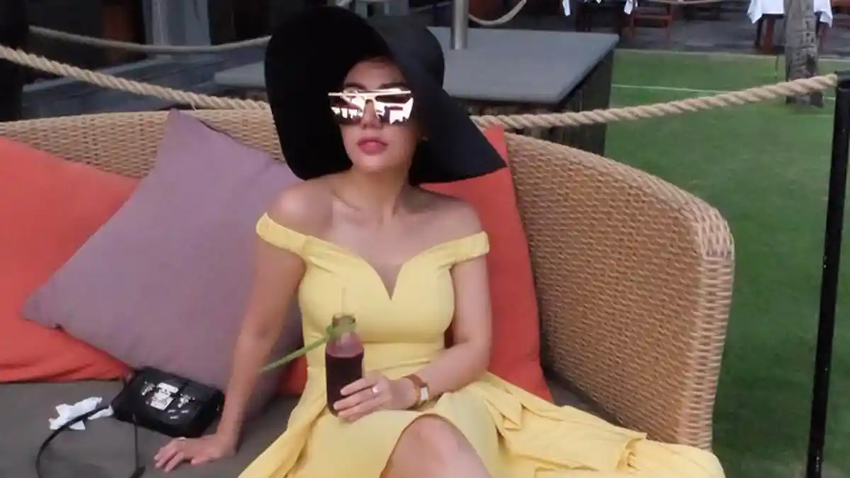Bella Shofie Selfie Begini Pakai Bikini, Netter Salfok dengan Ketiaknya yang Tampak Gelap