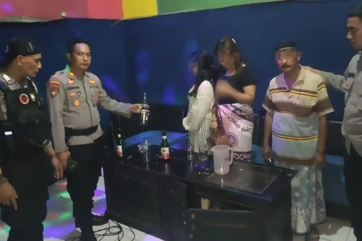 Bukannya Pergi Salat Tarawih, Pria Bersarung di Probolinggo Ini Malah Asyik Karaoke Bareng 2 Biduan