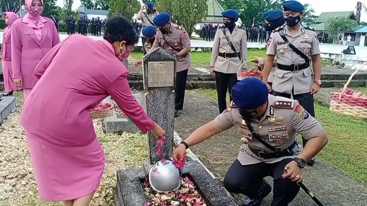 Cara Sat Brimob Polda Sultra Peringati Hari Pahlawan, Upacara, Tabur Bunga di TMP Watubangga Kendari