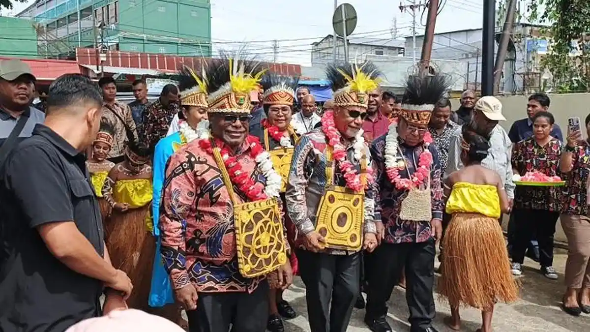 Kunjungan Perdana di Kabupaten Mimika, Gubernur Nawipa-Wagub Deinas Sambangi YPMAK