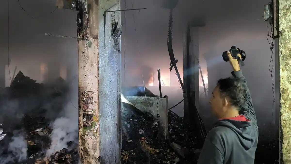 Hampir 200 Kios Hangus Terbakar di Pasar Rebo Purwakarta, Pemadaman Api Terkendala Jalan Sempit