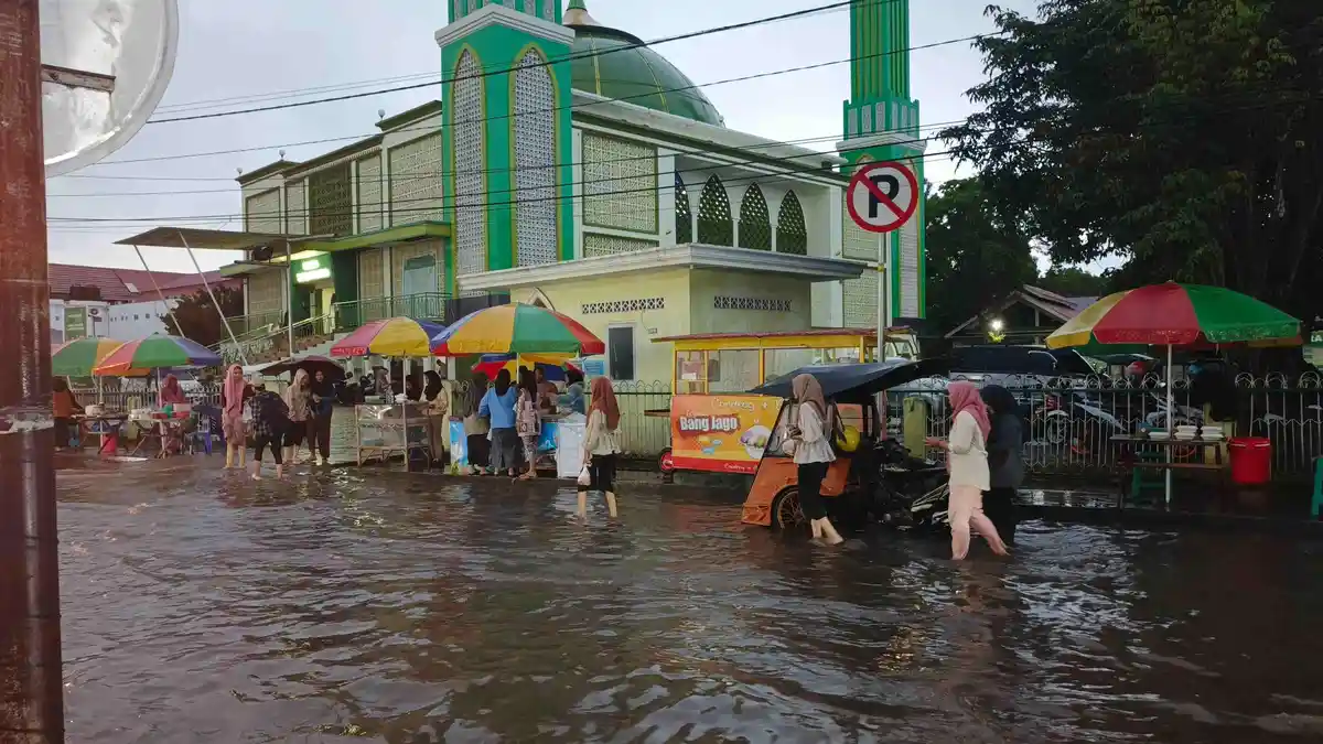 Meski Banjir Sebetis Orang Dewasa, Warga Kota Gorontalo Tetap Antusias Berburu Takjil Ramadan 2025