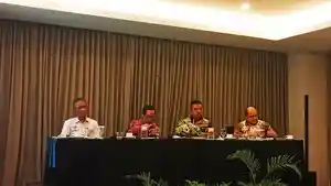 Kepala-OJK-NTT-Japarmen-Manalu-kedua-dari-kiri-pada-saat-Konferensi-Pers.jpg