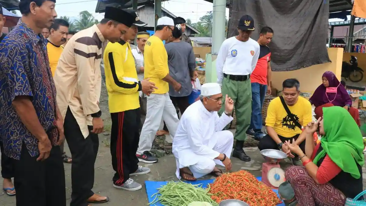 Blusukan ke Pasar Tradisional Kecamatan Tomoni Timur, Bupati Lutim Minum Jamu