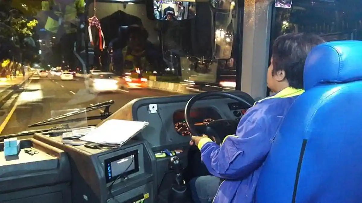 Perempuan Ini Pilih Sopiri Bus Ketimbang Kerja Kantoran