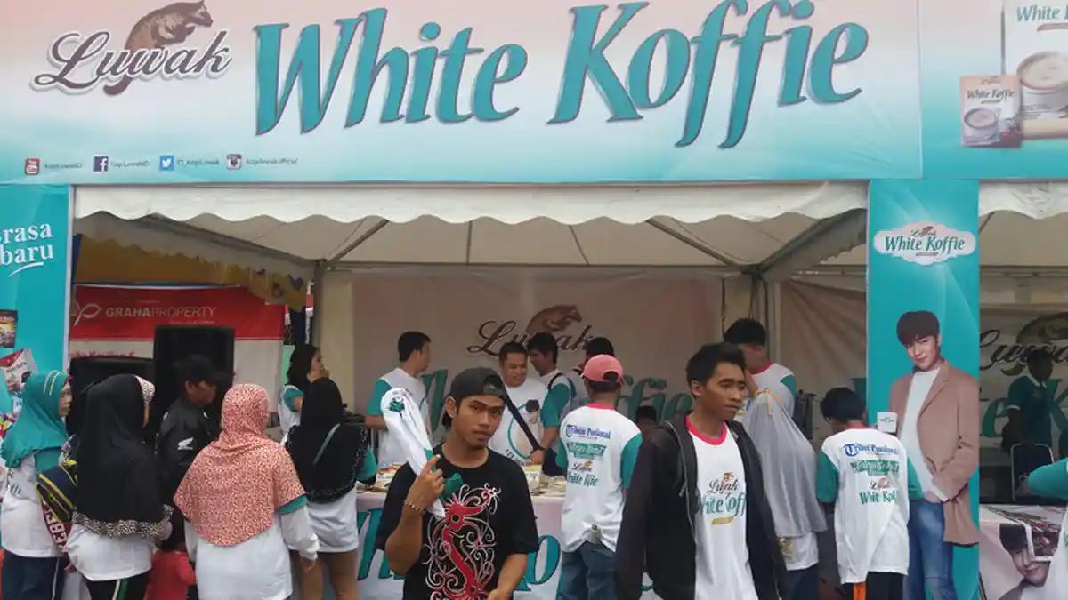 Peserta Jalan Sehat Antre Selfie di Panggung Luwak White Koffie - stan-luwak-white-koffie-1_20160501_150325.jpg
