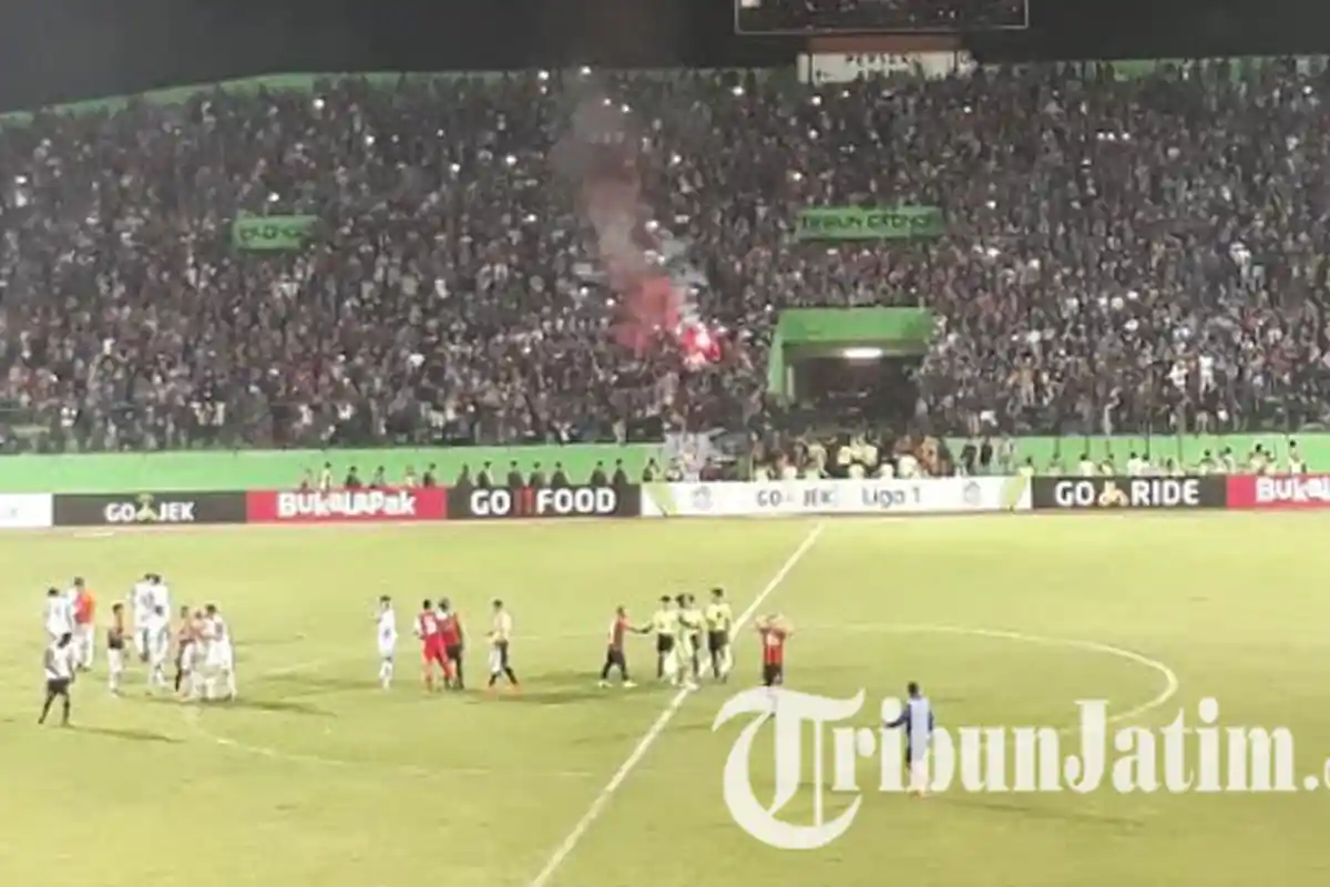 Flare dan Kembang Api Menyala di Dalam Stadion, Panpel Perseru Serui Sentil Suporter Arema FC