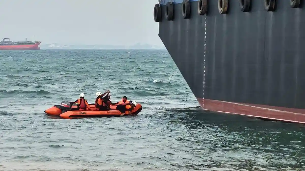 Pencarian ABK Kapal Tongkang Diduga Jatuh dari Kapal Saat Pengecatan 
