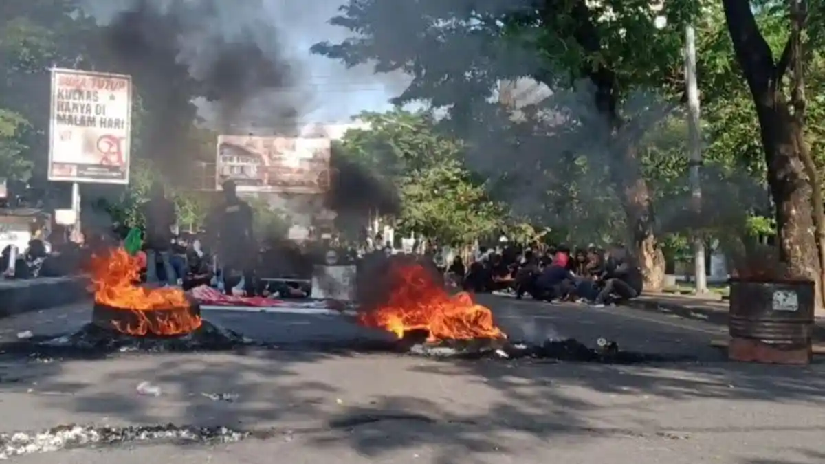 Lumpuh Total, Pertigaan Jalan AP Pettarani dan Sultan Alauddin Ditutup Sembilan Kelompok Demonstran