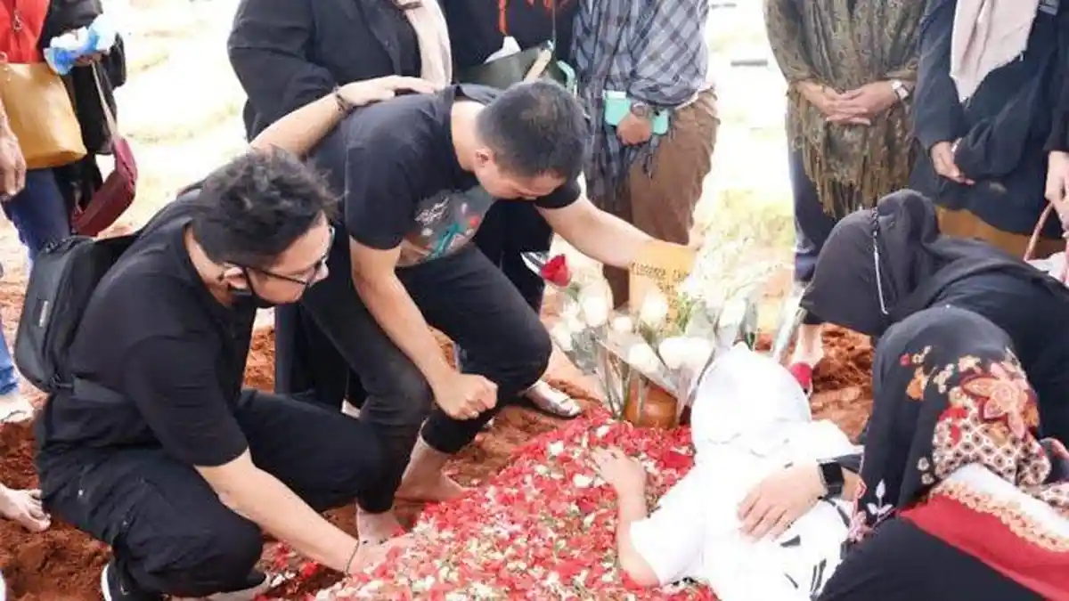 Tangis Rio Alief Pecah Lihat Keranda Jenazah Clerence Chyntia di Pemakaman