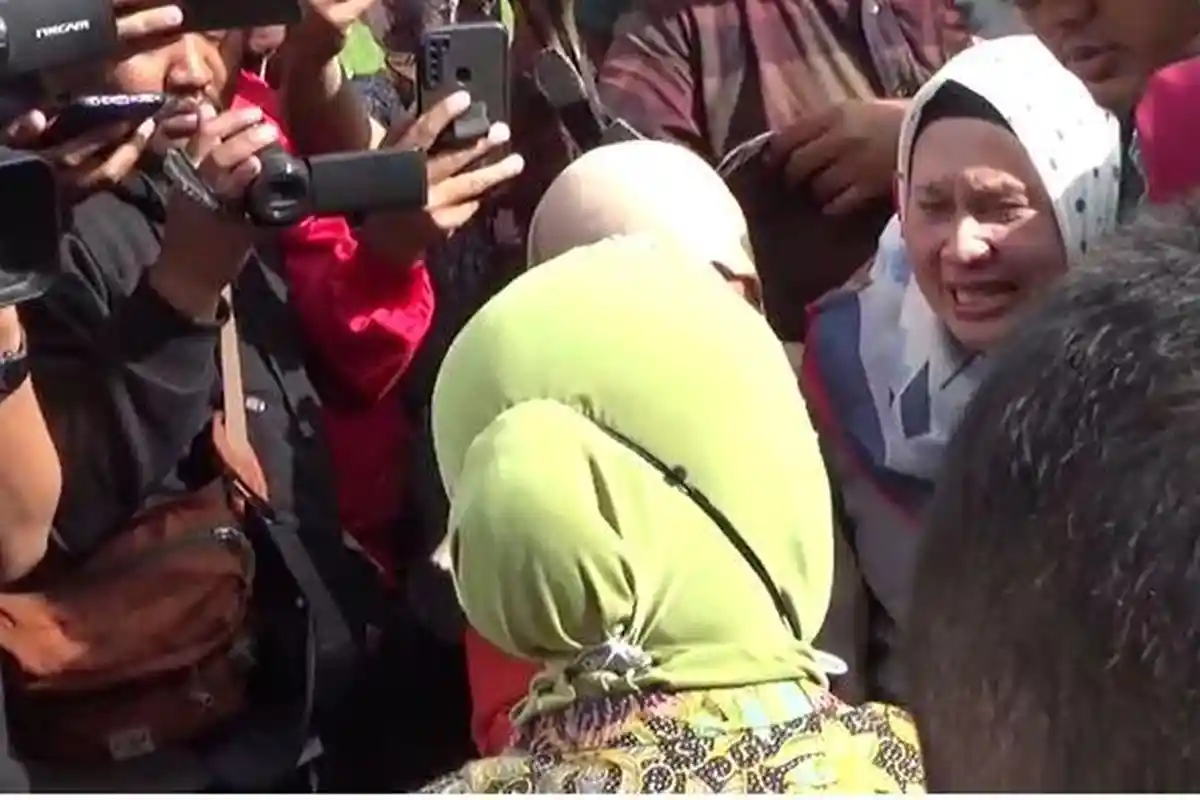 VIDEO Guru SLB Menangis Kejer Tiba-tiba Mensos Risma Sujud di Kakinya, Menteri: Apa Mau Sujud Lagi?