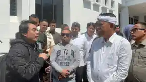 Gubernur-Jawa-Barat-Dedi-Mulyadi-saat-mendengar-keluhan.jpg