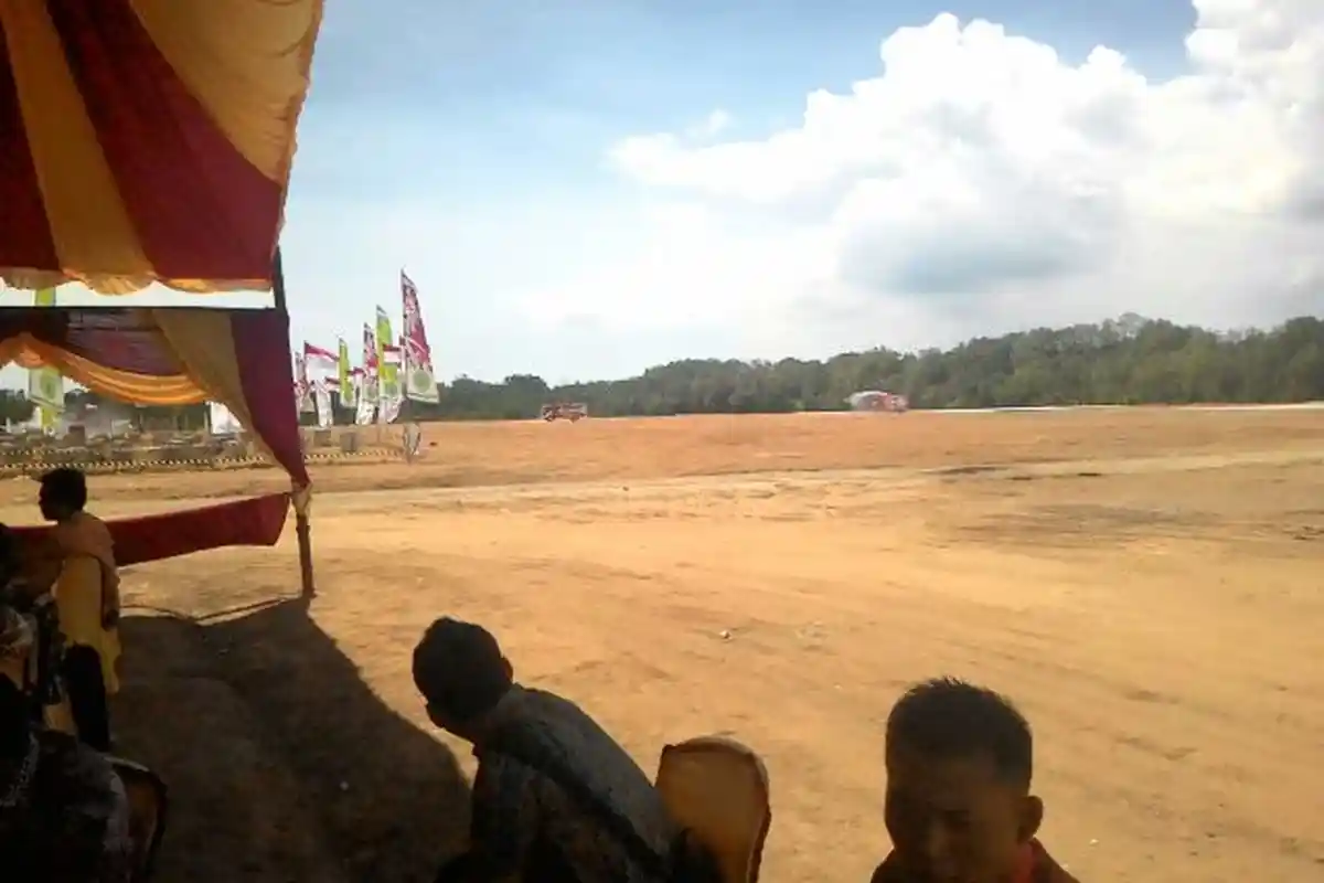 Petugas BPBD PPU Siram Area Helipad