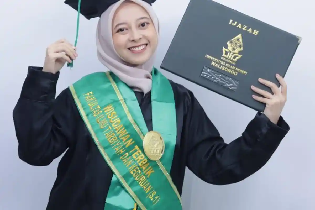 Citra Anisatun Nabila, Wisudawan Terbaik UIN Walisongo: Inspirasi Pendidikan dari Keluarga Pengamen