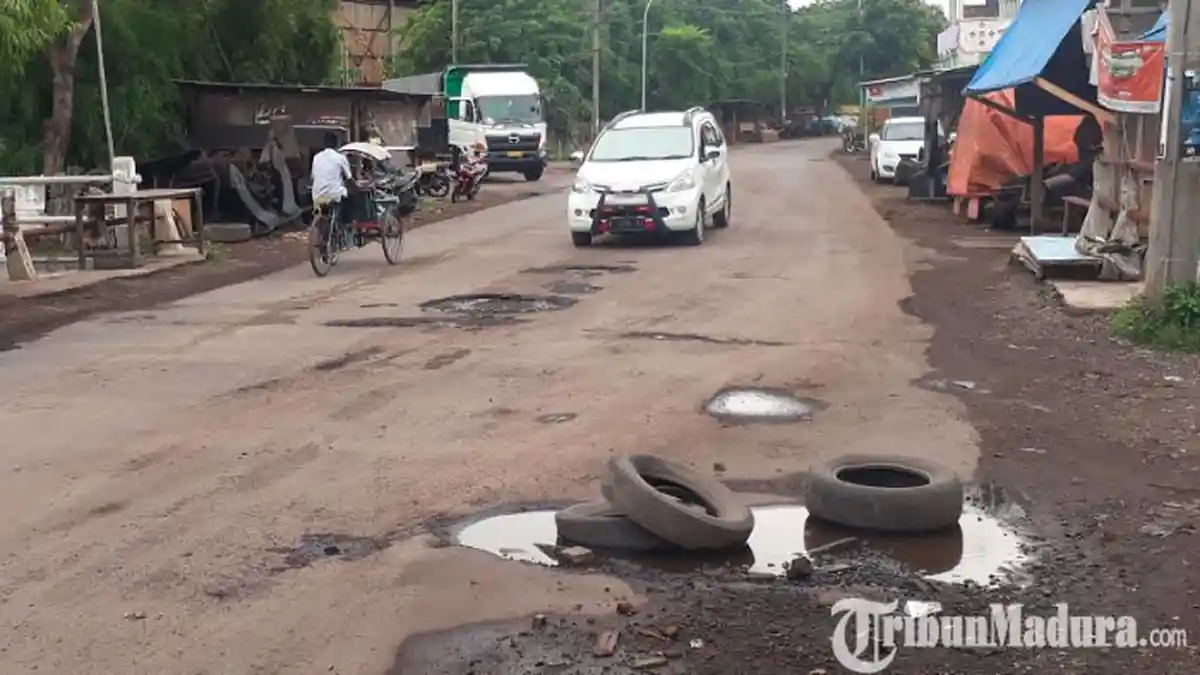 Lubang Jalan RE Martadinata Gresik Ditutup Pakai Ban Bekas, Pengguna Jalan Mengeluh