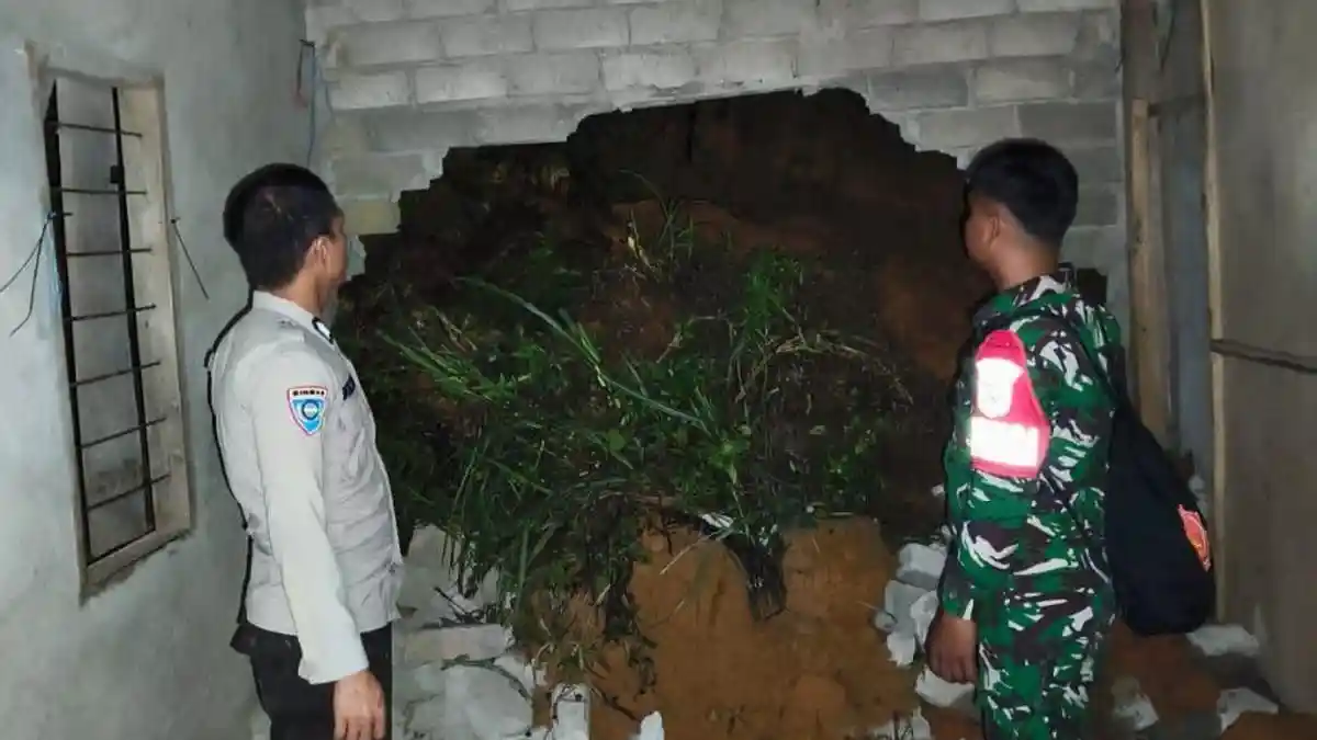 Longsor Jebol Dinding Rumah Warga di Aralle Mamasa Total 13 Rumah Terdampak