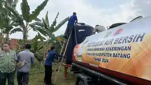 BPBD-Batang-saat-menyalurkan-bantuan-air-bersih.jpg