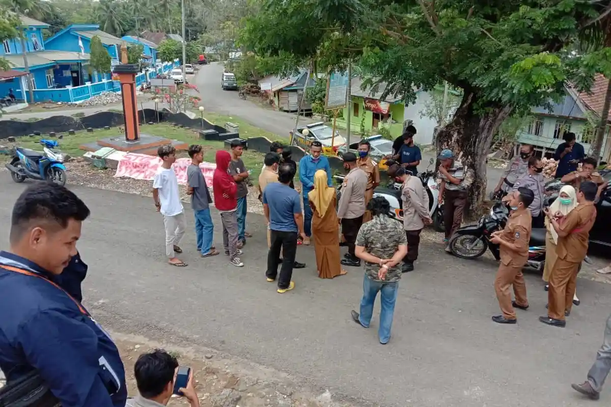 Diduga Politisasi Program Pemerintah, Kantor Kecamatan Herlang Bulukumba Didemo