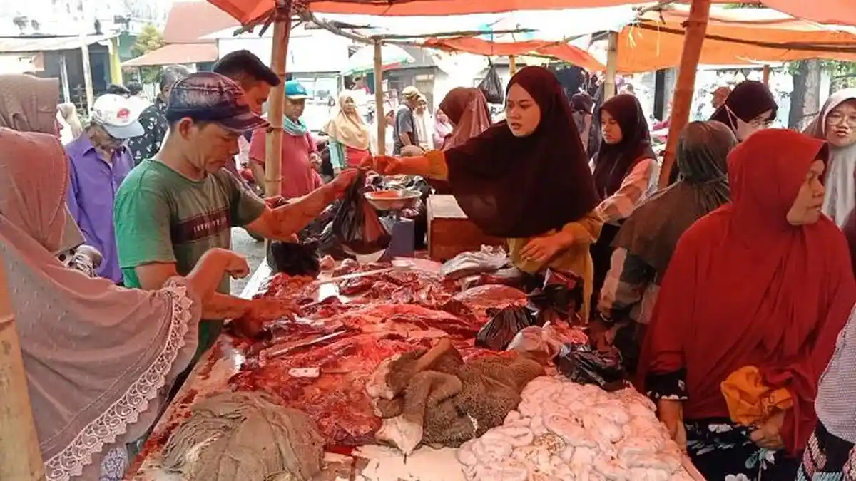 Tradisi Mambantai Jelang Ramadan di Padang: Warga Ramai Berburu Daging Segar