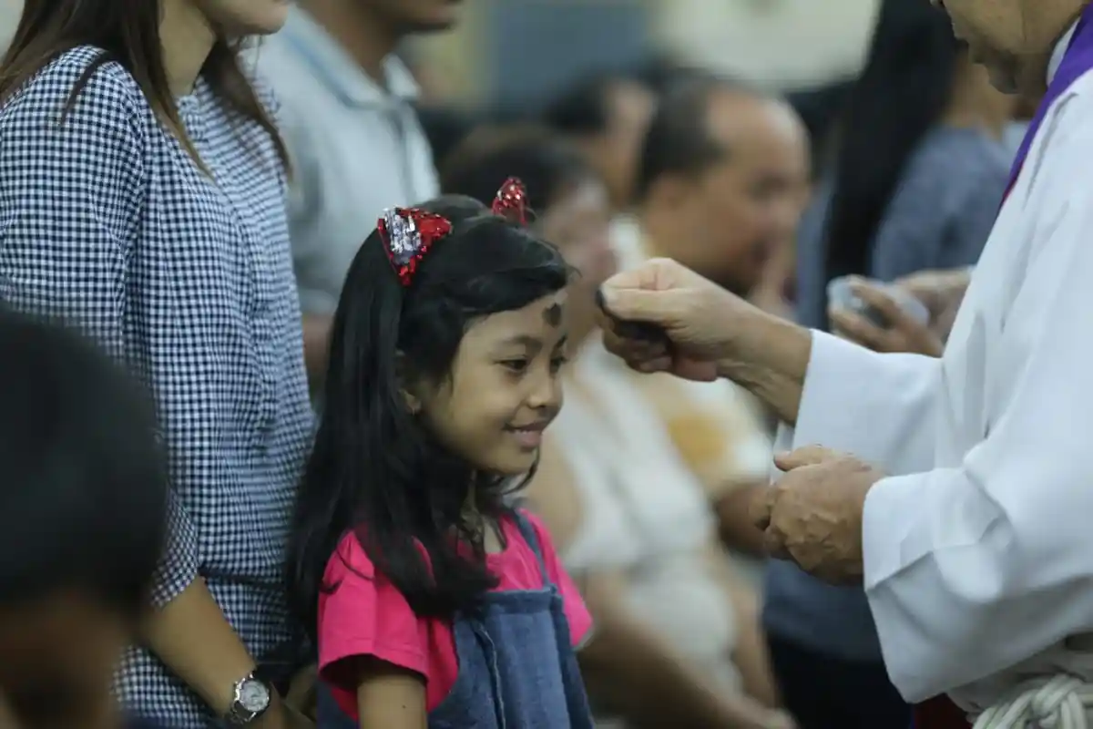 FOTO: Perayaan Misa Rabu Abu di Gereja Santa Maria Fatima Pekanbaru - umat-katolik-pekanbaru-mengikuti-misa-rabu-abu.jpg
