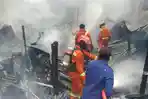 suasana-damkar-makassar-saat-memadamkan-api-di-jl-rappocini-raya-lorong-9.jpg