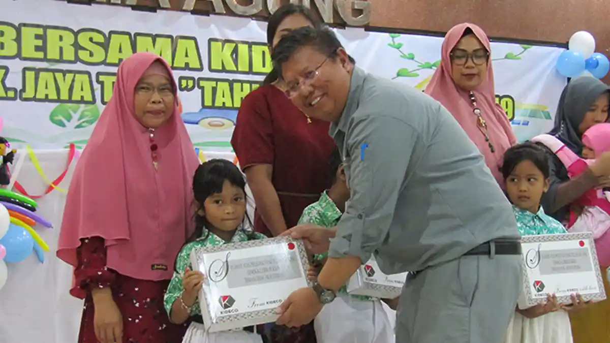 KIDECO Bagikan Hadiah untuk 1.833 Siswa Berprestasi