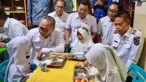 Menteri-Koordinator-Bidang-Pangan-Zulkifli-Hasan-dan-Menteri-Perdagangan.jpg