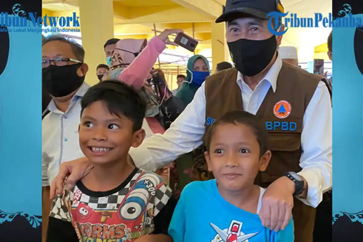 Sebut Warga Degil, Gubri Syamsuar Juga Degil, Bikin Kerumunan Massa dan Peluk Anak-anak Tanpa Masker