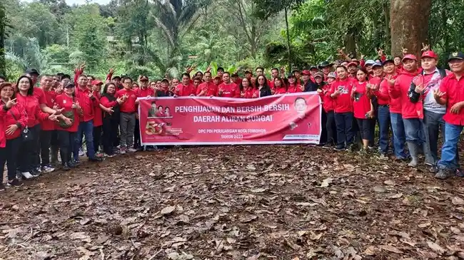 HUT ke 76 Megawati Soekarnoputri, PDIP Tomohon Tanam Ratusan Pohon dan Bersih-Bersih Sungai