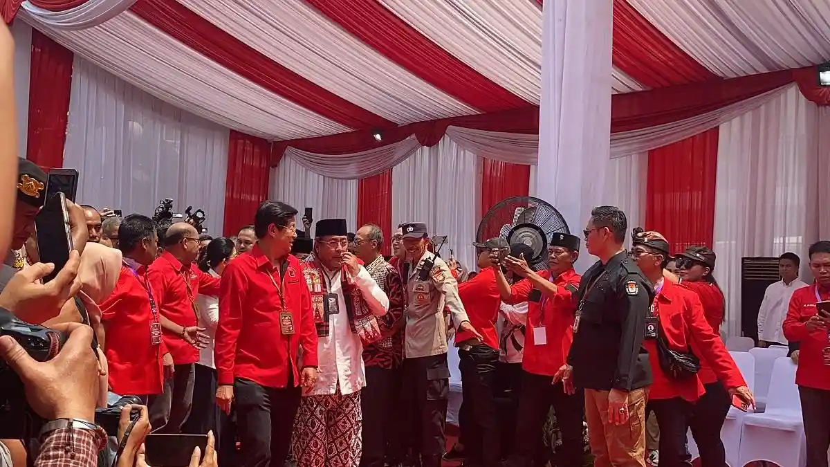 Pramono Anung-Rano Karno Naik Oplet Si Doel Saat Daftar ke KPUD DKI Jakarta