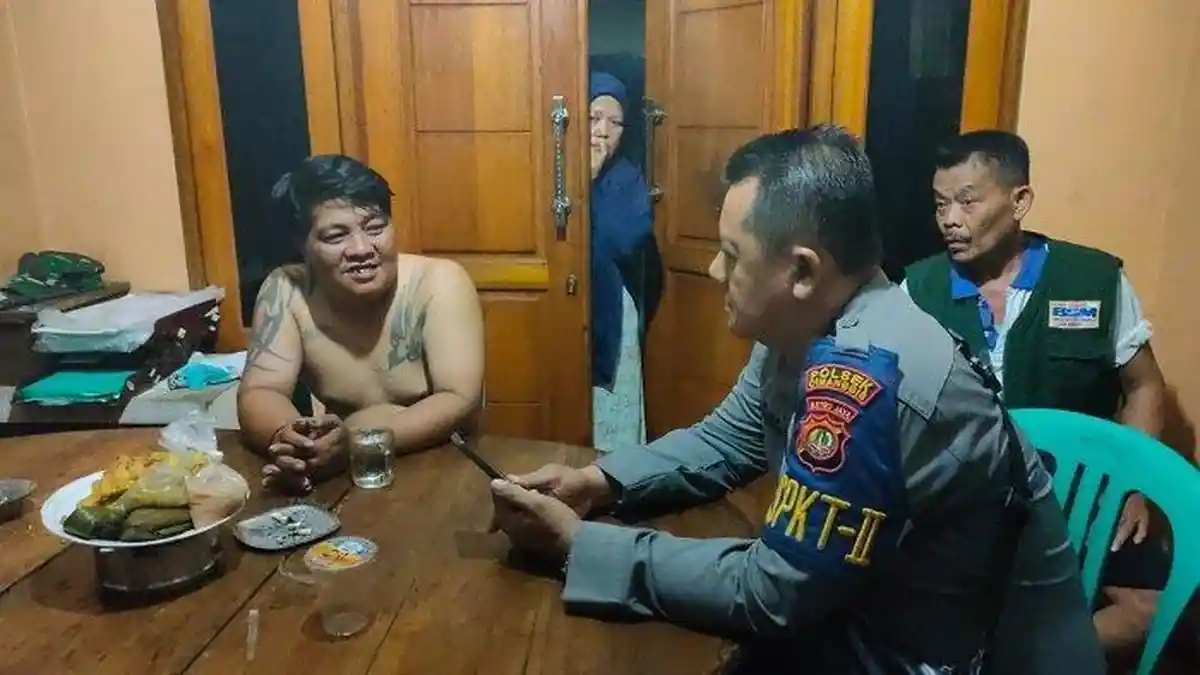 Pria Depok Teriak-teriak Sambil Tenteng Senjata Tajam, Cengengesan Saat Berada di Kantor Polisi