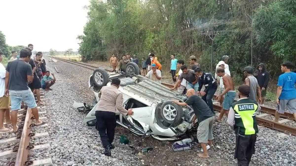 Kecelakaan di Rel Kereta Api, Mobil Agya Terseret Karena Mogok di Tengah Rel