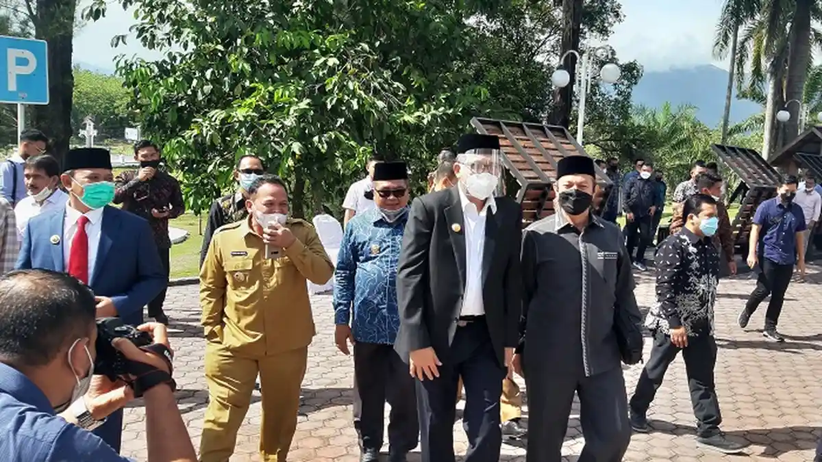 Gubernur Nova Hadiri RUPS PT Bank Aceh Syariah di Kota Jantho, Mengaku tak Lagi Positif Corona