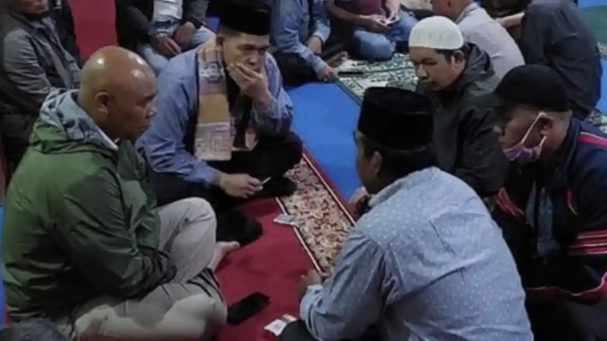 Plt Bupati Dailami ikut Berjibaku Padamkan Api yang Melalap 9 Rumah Warga di Bener Meriah