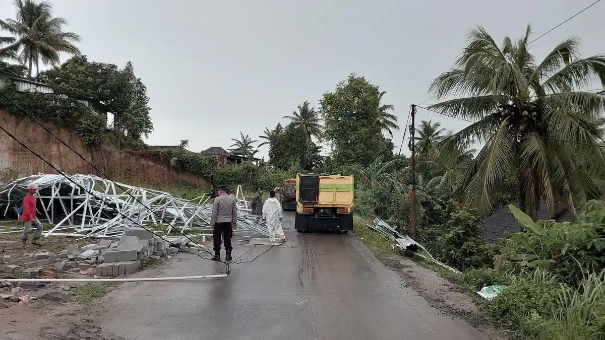 Cuaca Ekstrem Hantam Serang, Atap Dapur MBG di Mancak Porak-poranda