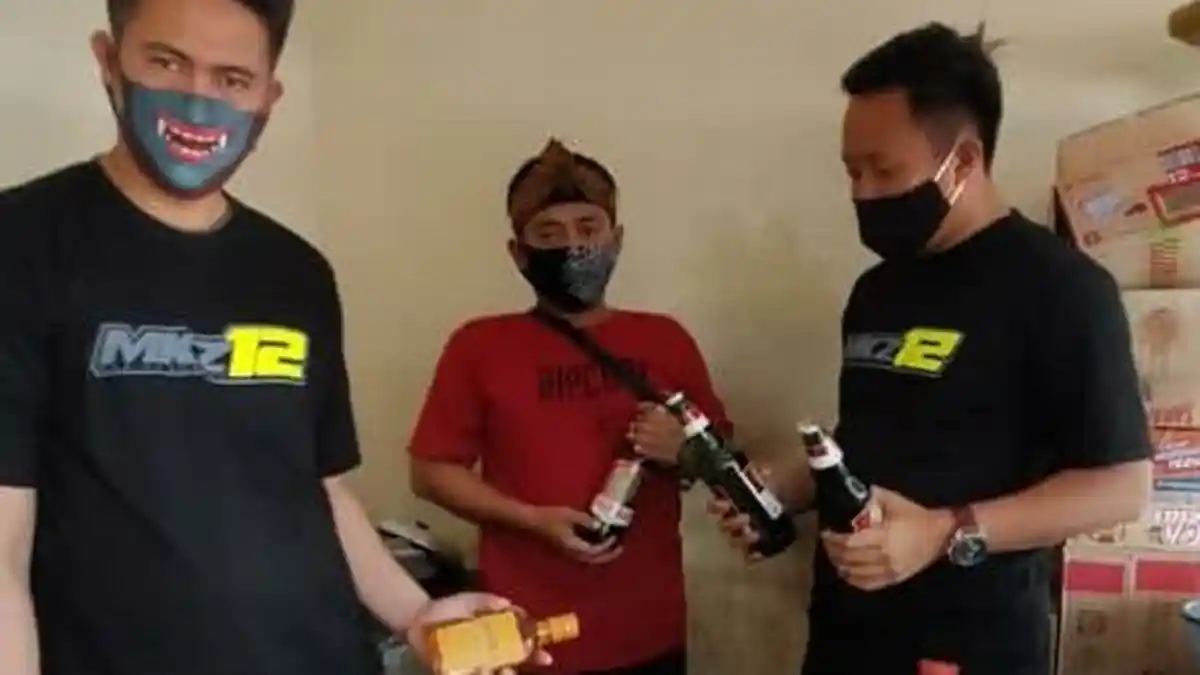 Polres Majalengka Amankan Puluhan Botol Miras dari Warung Kelontong dan Rumah Warga yang Dicurigai
