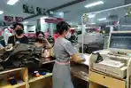 salah-satu-kasir-tengah-melayani-customer-di-area-belanja-ramayana-mall.jpg