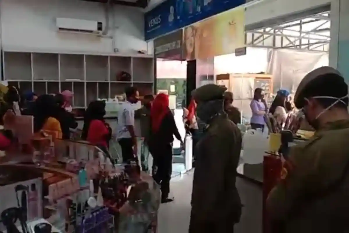 Ramai Pengunjung, Satpol PP Makassar Tutup Paksa Toko Kosmetik di Jl Arief Rate