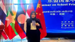 Nuraisyiah-guru-dari-SMAN-1-Kuala-Kabupaten-Bireuen-saat-berada-di-China.jpg