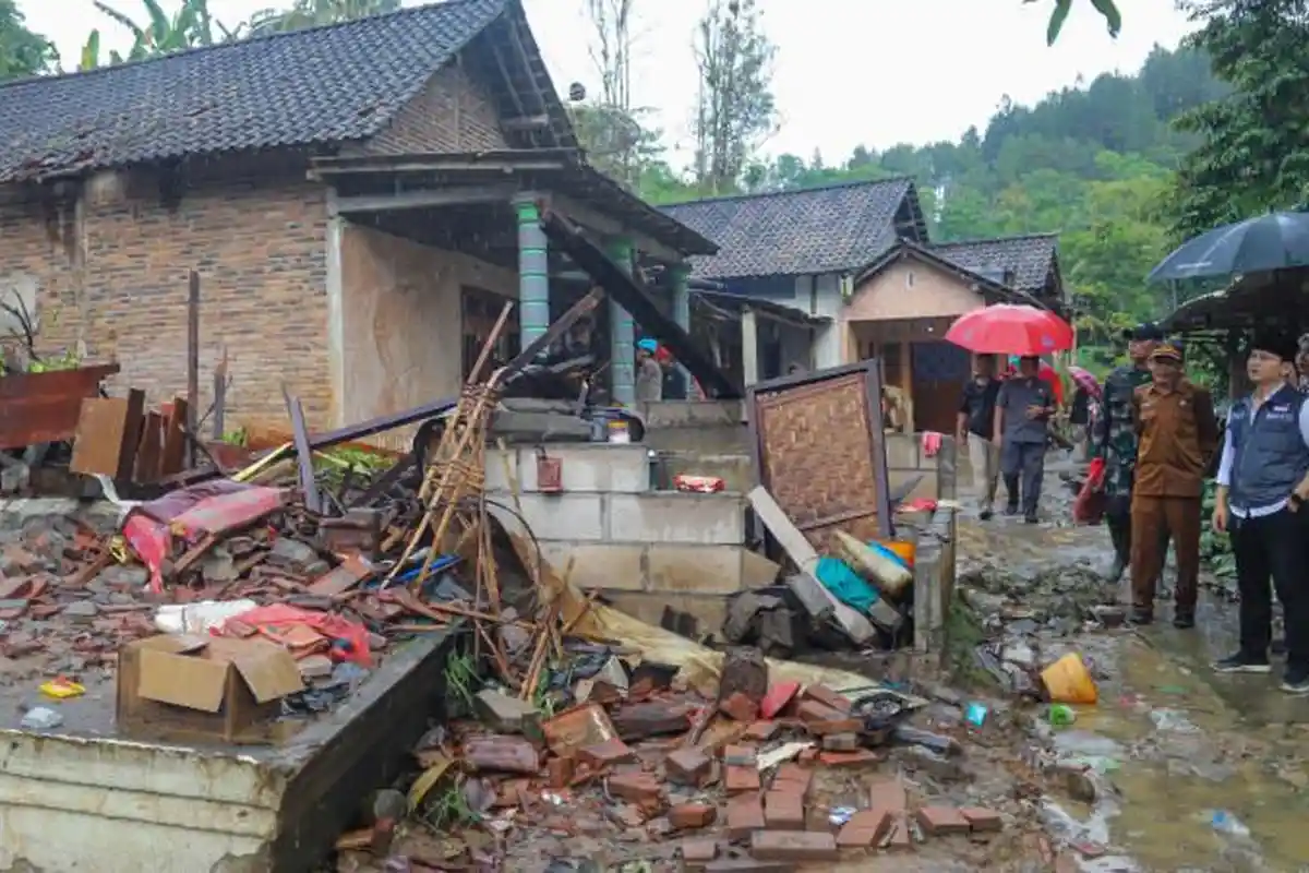 Tanah Longsor Bendungan, Bupati Trenggalek Mas Ipin Sediakan Pengungsian dan Solusi Jangka Panjang 