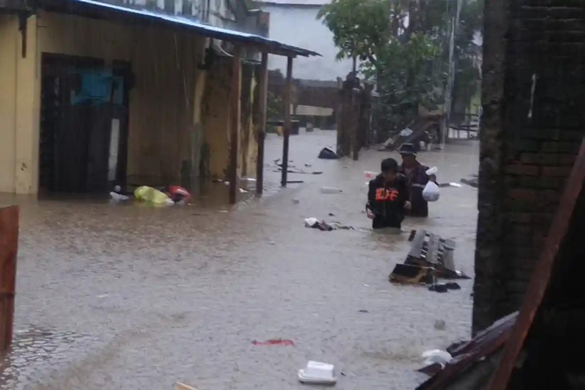 Ingin Menolong Teman Kebanjiran, Pria Ini Malah Kerusakan Motor Saat Coba Terobos Banjir