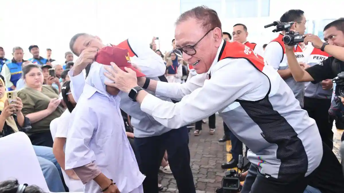 Jelang Tahun Ajaran Baru, Pertamina Bagikan Ribuan Seragam Sekolah untuk Anak Prasejahtera - Tribunnews.com